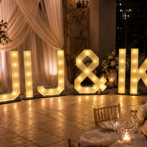 Verlichte JIJ & IK-lichtletters als decoratie voor een bruiloft