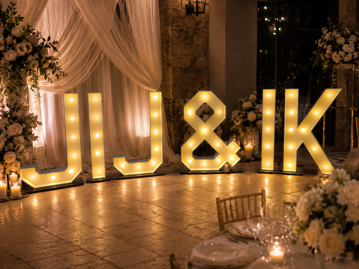 Verlichte JIJ & IK-lichtletters als decoratie voor een bruiloft