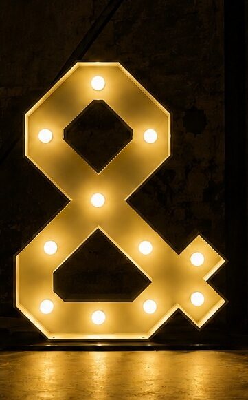 Verlicht &-teken met warmwitte lampen uit de collectie lichtletters