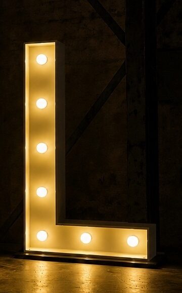 Close-up van de verlichte letter L uit de collectie lichtletters
