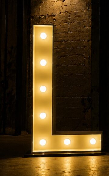 Zijaanzicht van de verlichte letter L uit de collectie lichtletters