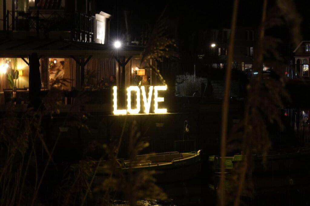 LOVE-lichtletters buiten opgesteld tijdens een bruiloft in de avond